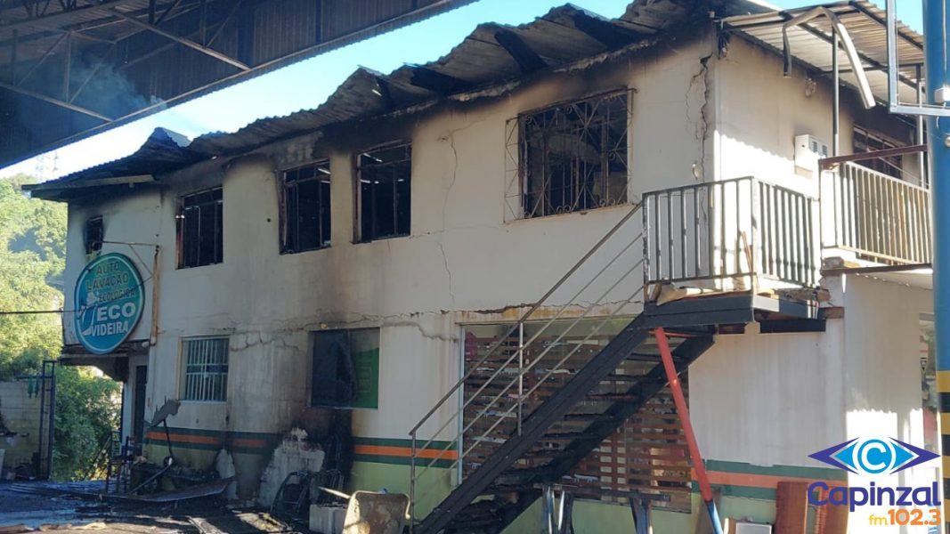 Incêndio destrói andar de edificação em Videira