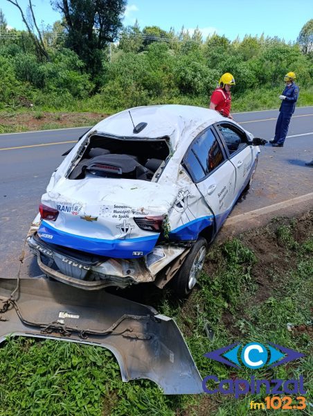 Bombeiros socorrem duas pessoas após acidente com carro da saúde de Irani na BR-282