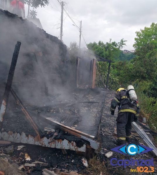 Incêndio destrói residência em Videira