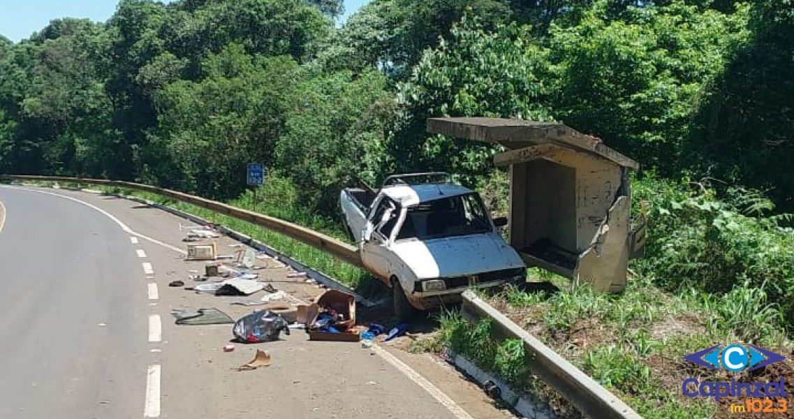 Carona fica ferido após veículo perder o pneu e capotar na SC 135