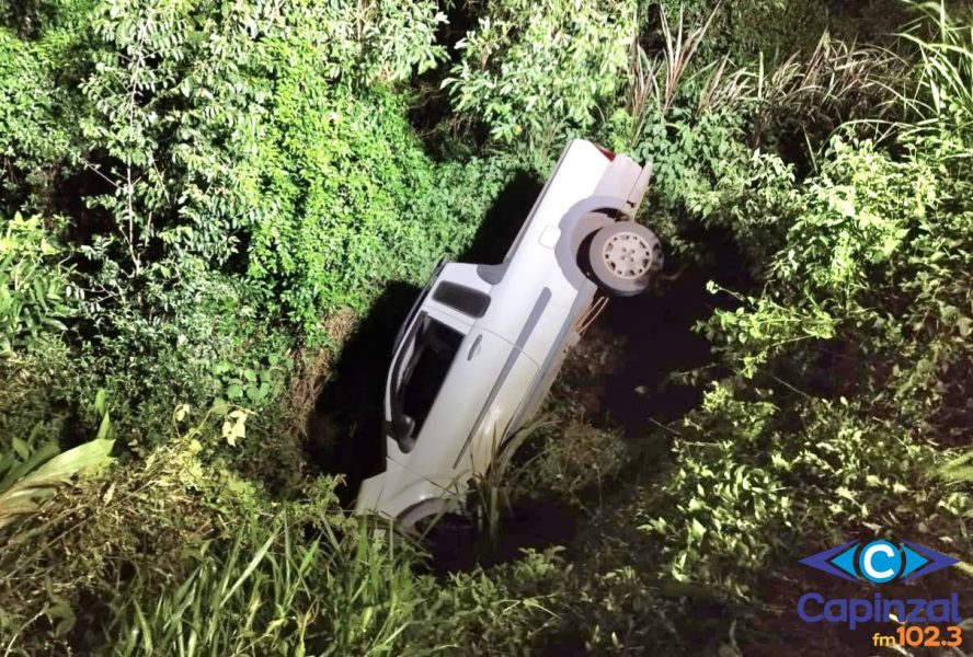 Mulher é socorrida pelos Bombeiros após picape sair de pista na SC-150, em Ouro