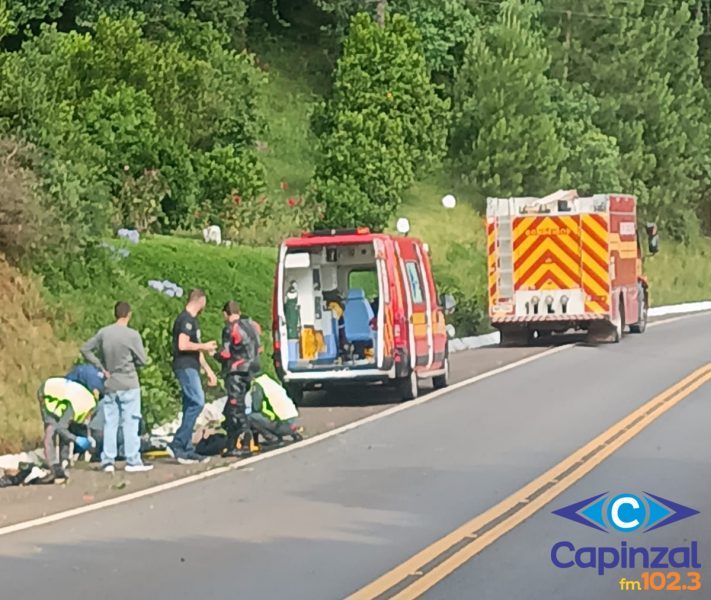 Bombeiros socorrem motociclista após saída de pista na SC-135