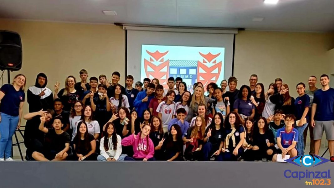 Alunos do 9º ano da Escola Dr. Vilson Pedro Kleinubing visitam a Escola Mater Dolorum e conhecem o Ensino Médio