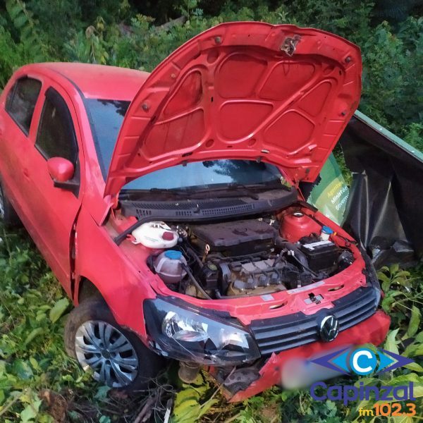 Bombeiros socorrem condutora após saída de pista em Ipira