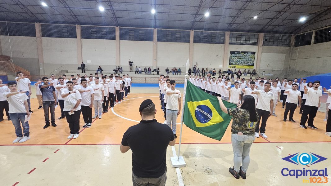 Mais de 100 jovens de Capinzal e Ouro receberam o certificado de dispensa militar e prestaram juramento à bandeira