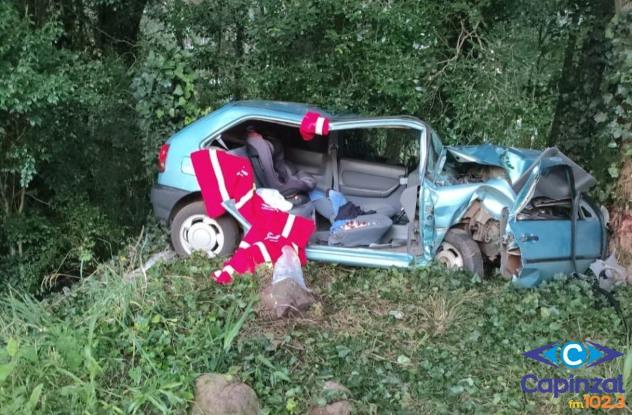 Homem é desencarcerado pelos bombeiros após sair da pista e colidir contra árvore na SC-355 em Fraiburgo