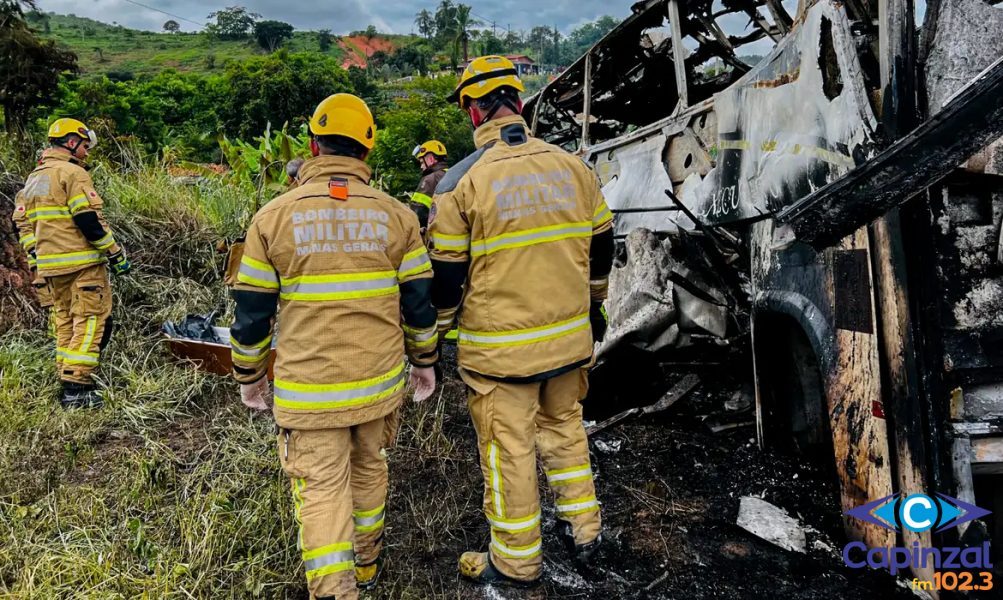 Acidente entre ônibus e caminhão em MG chega à 38 mortos