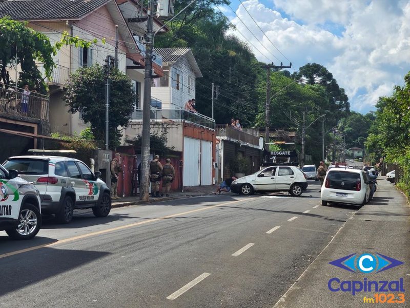 Condutor embriagado colide com veículos estacionados e capota em Joaçaba