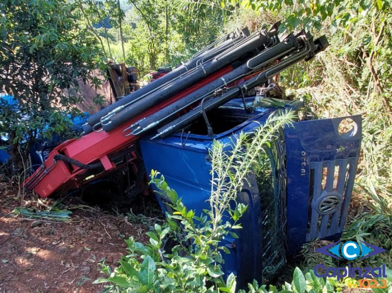 Caminhão sem freios sai da pista e tomba em riacho na SC-155