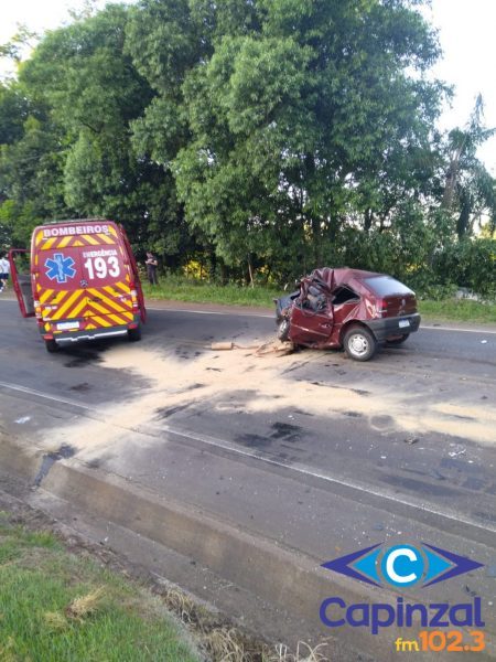 Colisão entre carro e carreta deixa três mortos na SC-157 em Quilombo