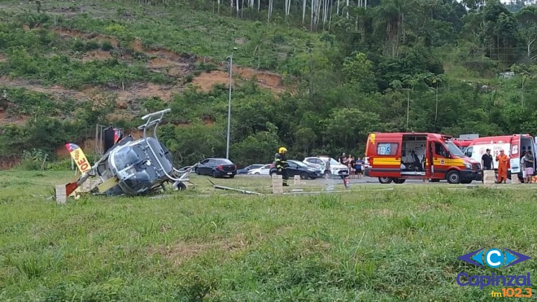 Helicóptero com cinco pessoas a bordo cai em SC