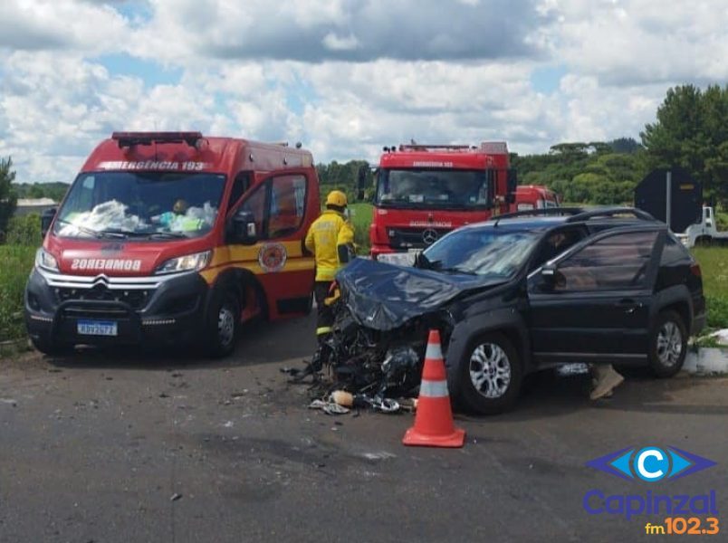 Três pessoas são socorridas após colisão entre carro e carreta em Campos Novos