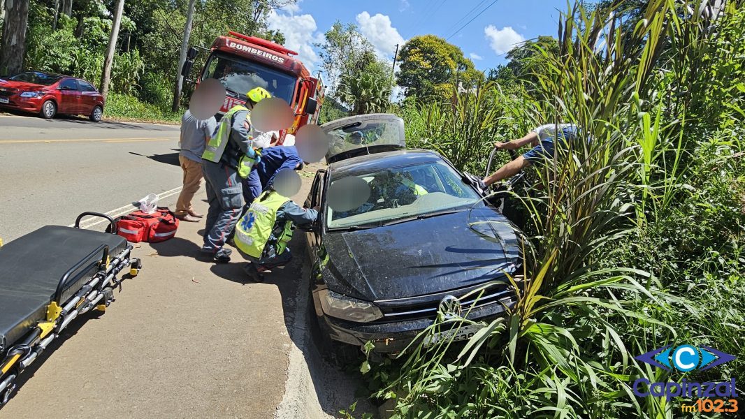 Motorista é socorrido pelos Bombeiros após acidente na SC-150, em Ouro