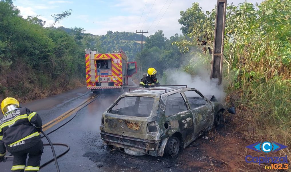 Veículo é consumido por incêndio após colidir contra poste de energia elétrica em Videira