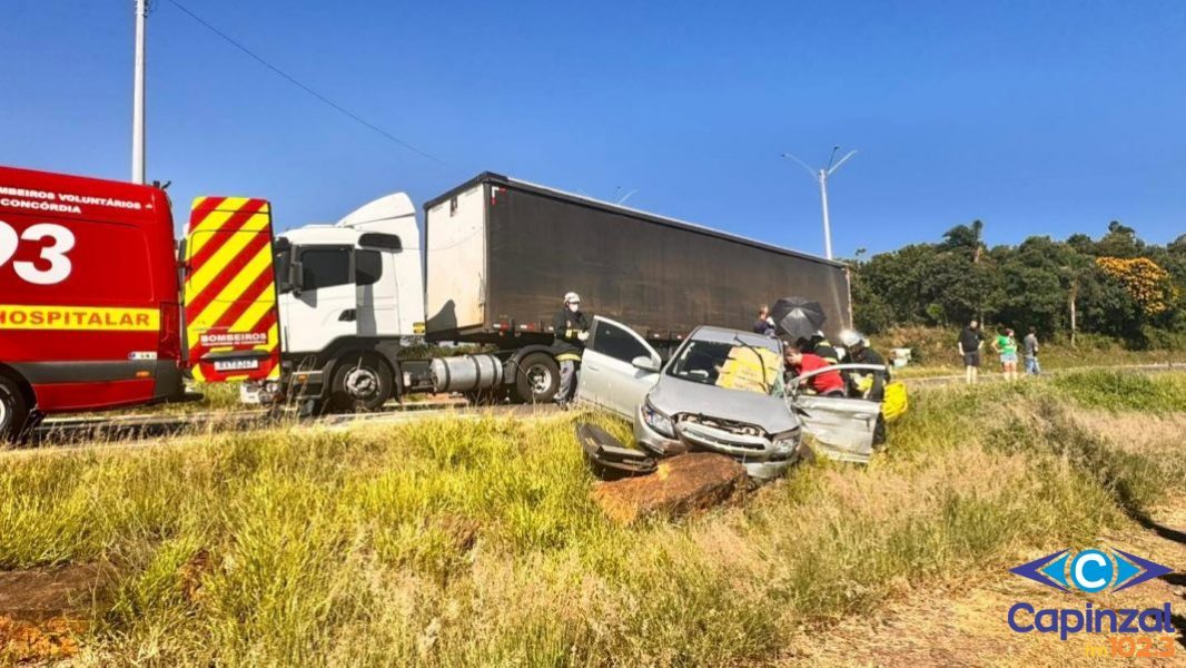 Colisão entre carro e caminhão deixa duas pessoas feridas na BR-153 em Concórdia