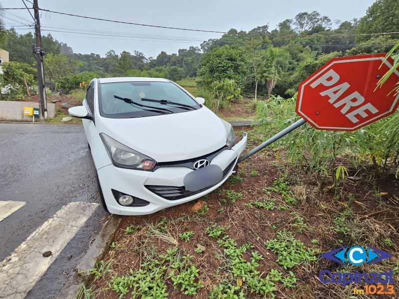 Idoso e criança são socorridos pelos Bombeiros após carro colidir em placa em Capinzal