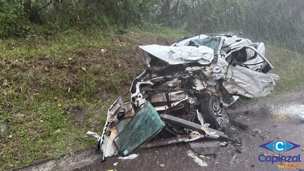 Acidente entre três veículos deixa dois ocupantes de caminhonete da Argentina mortos na BR-282