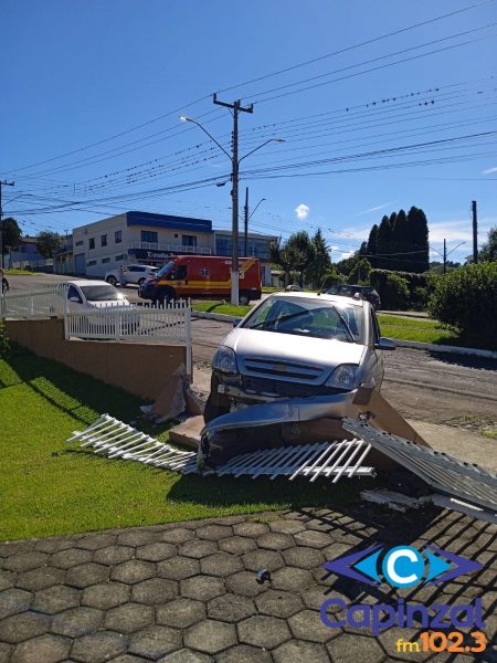 Bombeiros socorrem idosa após colidir veículo em muro da Igreja Matriz em Catanduvas