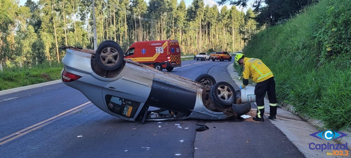 Bombeiros socorrem homem ferido após capotamento na SC-150 em Capinzal