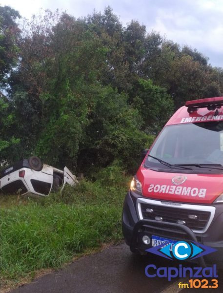 Saída de pista seguida de capotamento mobiliza o Corpo de Bombeiros na BR-282 em Catanduvas