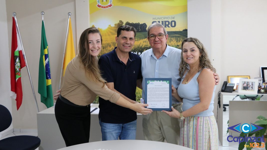 Centro Educacional Potencial entrega Moção de Agradecimento para Municipalidade de Ouro em virtude de parceria Público x Privada