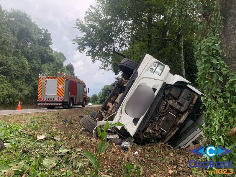 Motorista fica ferido após tombamento de carreta em Vargem Bonita