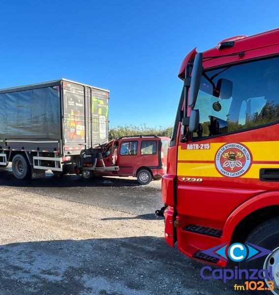 Colisão entre carro e caminhão mobiliza o Corpo de Bombeiros na SC-390 em Zortéa
