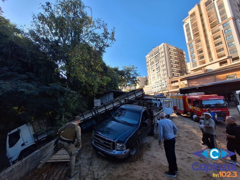 Homem fica ferido após caminhão desgovernado colidir com outros veículos em pátio de empresa em Joaçaba