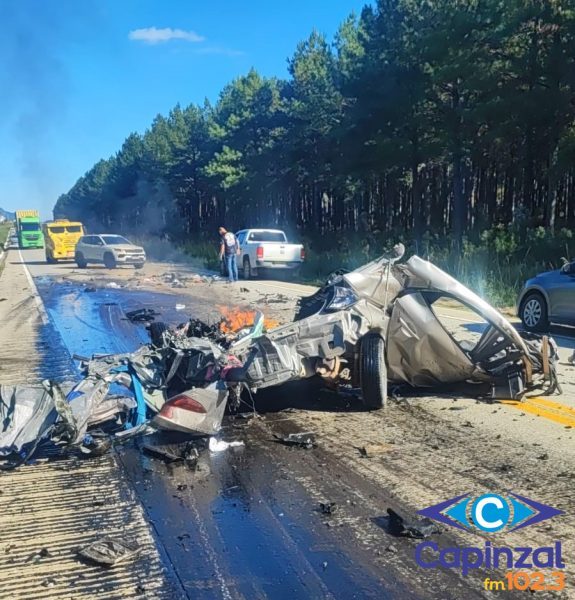 Carro colide contra caminhão, pega fogo e motorista morre na SC-114