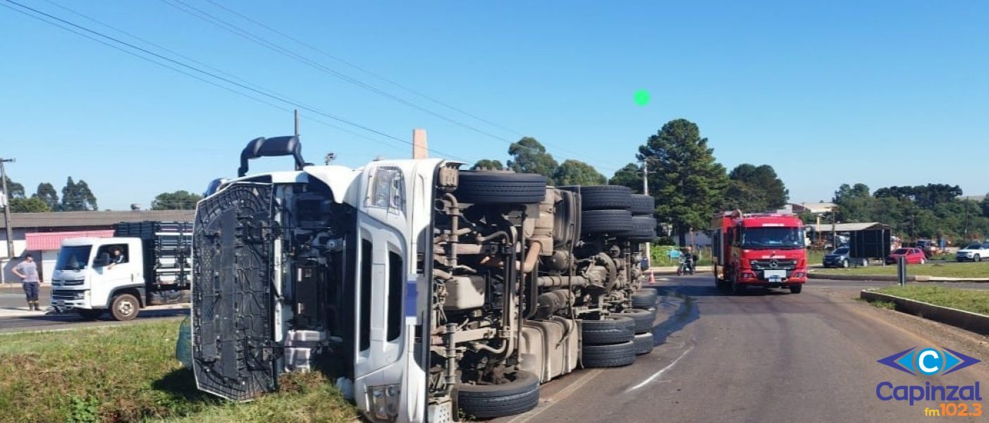 Carreta capota e mobiliza o Corpo de Bombeiros na BR-282 em Campos Novos