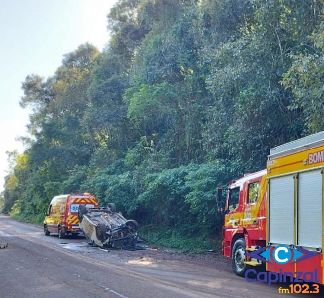 Condutora sofre escoriações leves após capotamento na SC-155, em Itá