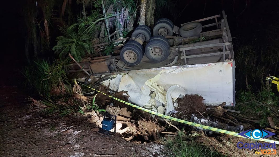 Caminhão carregado com carne capota na SC 155