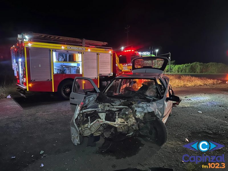Homem é socorrido após colisão entre carro e caminhão na BR-282, em Vargeão