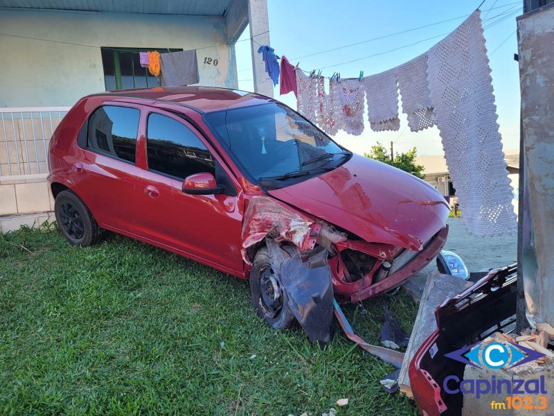 Condutora fica ferida após carro invadir terreno de residência e colidir em poste em Capinzal