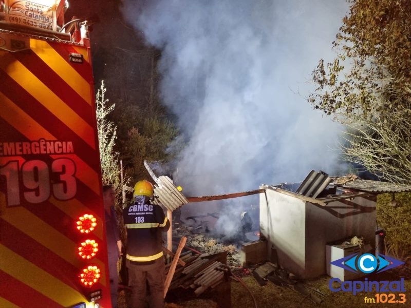 Incêndio destrói residência no interior de Ibicaré