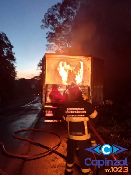Bombeiros Voluntários de Irani combatem incêndio em carreta na BR-153