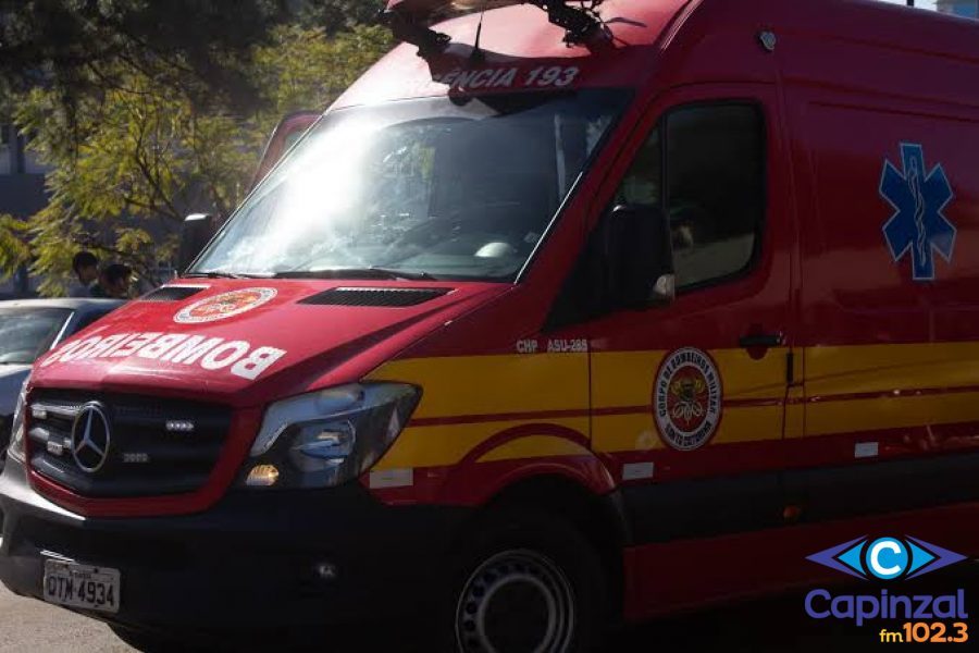 Mulher perde consciência ao volante e colide com carro estacionado em Capinzal