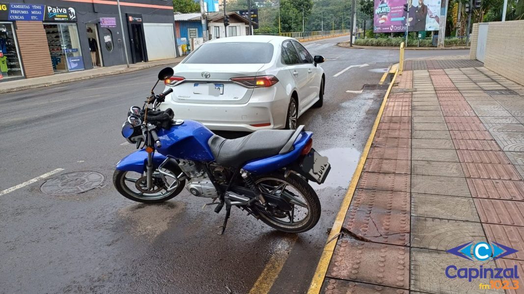Motociclista fica ferido em colisão com carro no centro de Capinzal