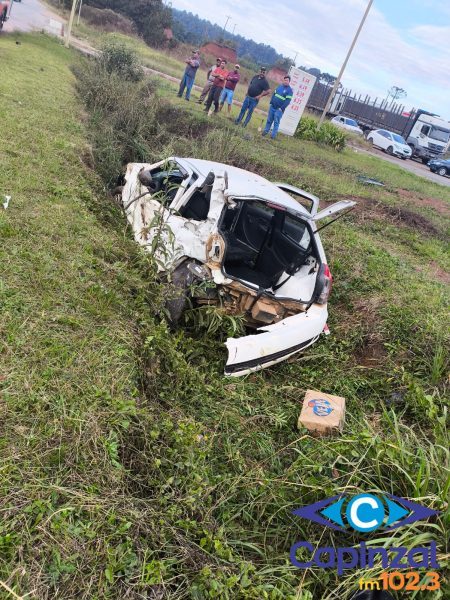 Mulher é ejetada em grave colisão entre carro e caminhão na BR-470