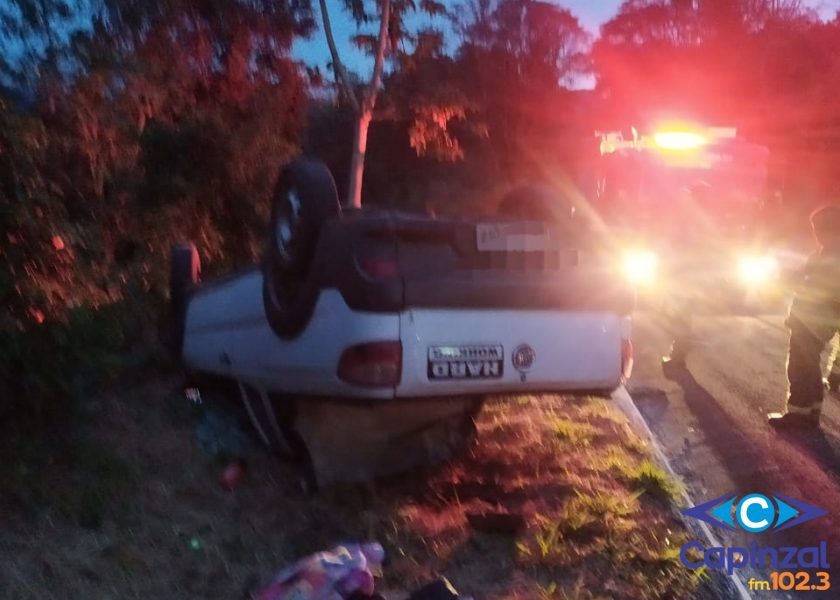 Motorista capota picape ao desviar de animal na SC-453, em Ibicaré