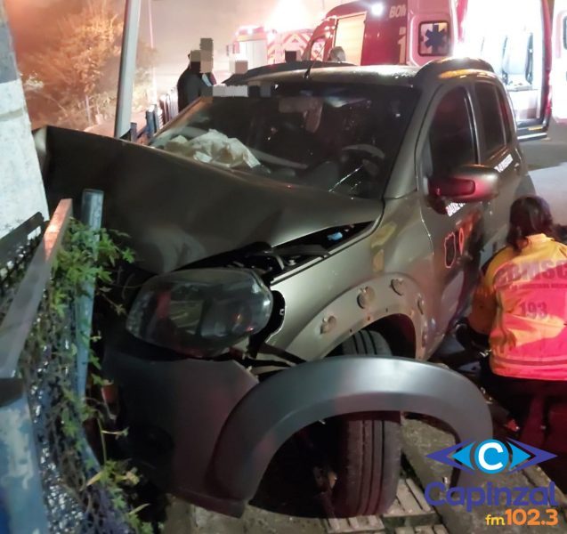 Carro colide contra poste e deixa quatro pessoas feridas em Videira