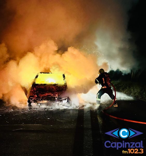 Carro é destruído por incêndio e dois ocupantes sofrem queimaduras em Chapecó