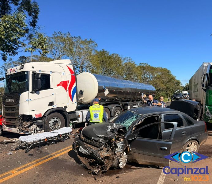 Mulher morre após colisão entre carro e carreta na SC-480, em Chapecó