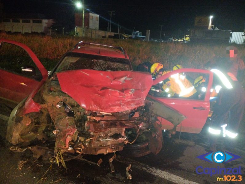 Colisão entre carro e caminhão deixa homem ferido na BR-470