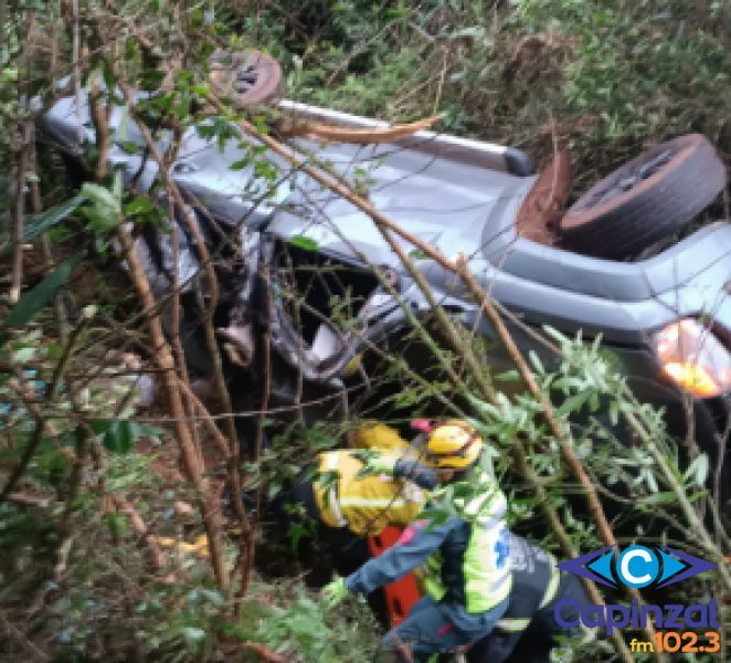 Motorista fica ferido após caminhonete cair em ribanceira na BR-282, em Catanduvas
