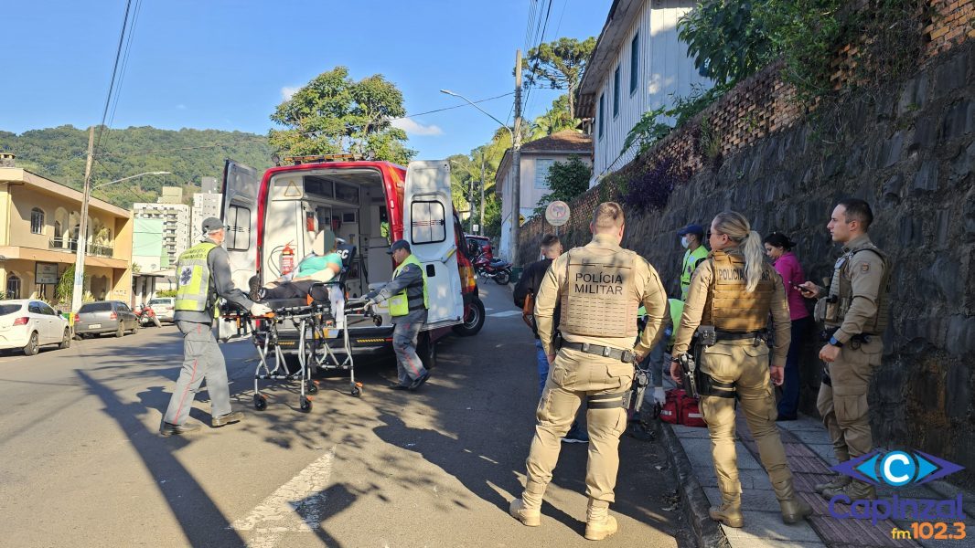 Motociclista fica ferida após queda e por pouco não atinge poste em Capinzal