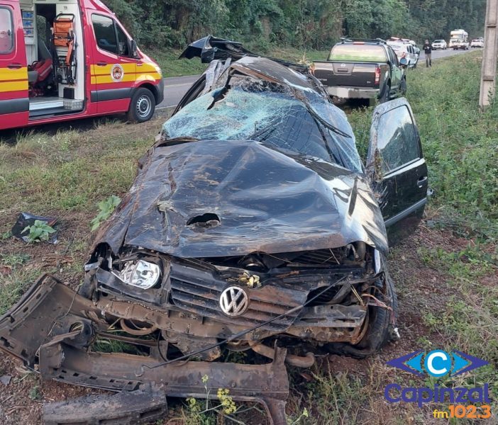 Jovem fica ferido e carro destruído após capotamento na SC-355