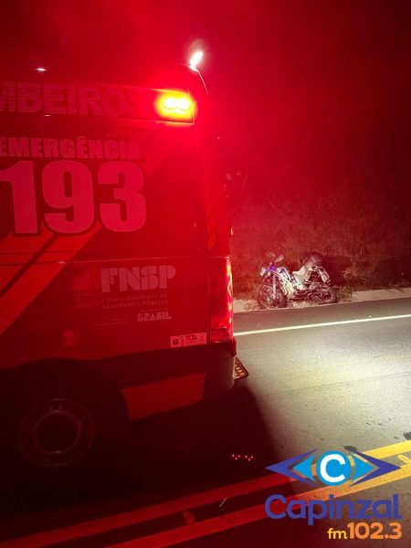 Bombeiros socorrem motociclista ferido após saída da pista na SC-150 em Capinzal