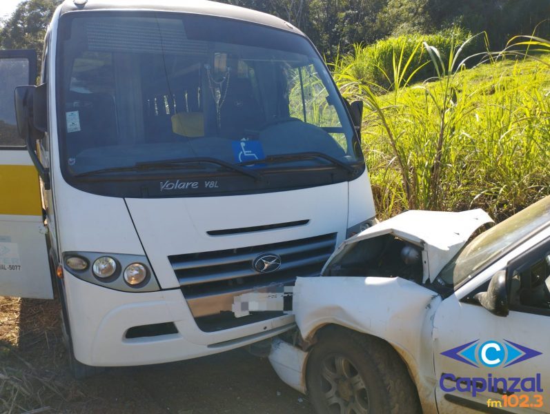 Colisão frontal envolvendo micro-ônibus escolar deixa um ferido no interior de Piratuba