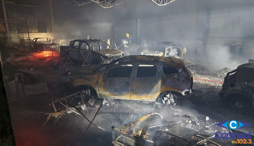 Incêndio destrói chapeação e veículos durante a madrugada em Ouro